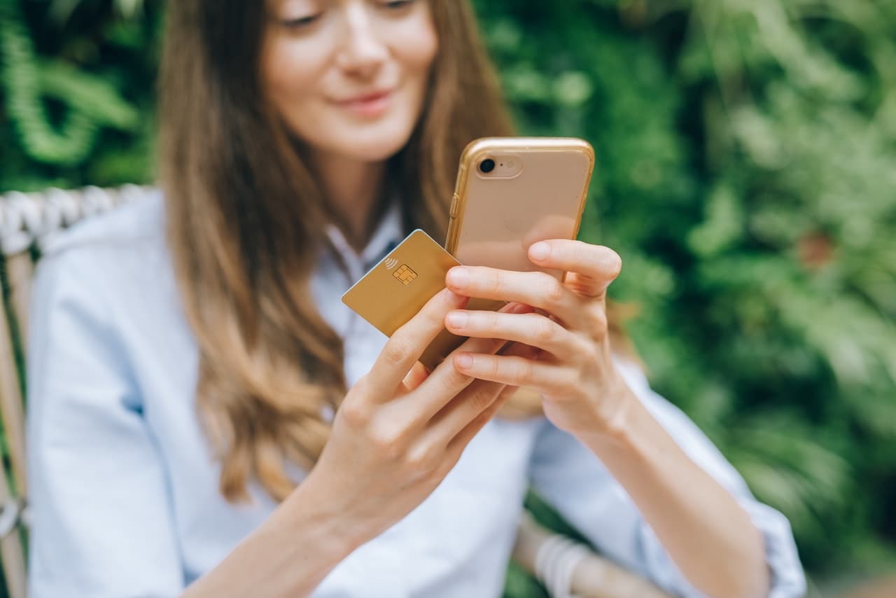 4 e-Commerce Features Businesses Must Use to Drive Holiday Sales