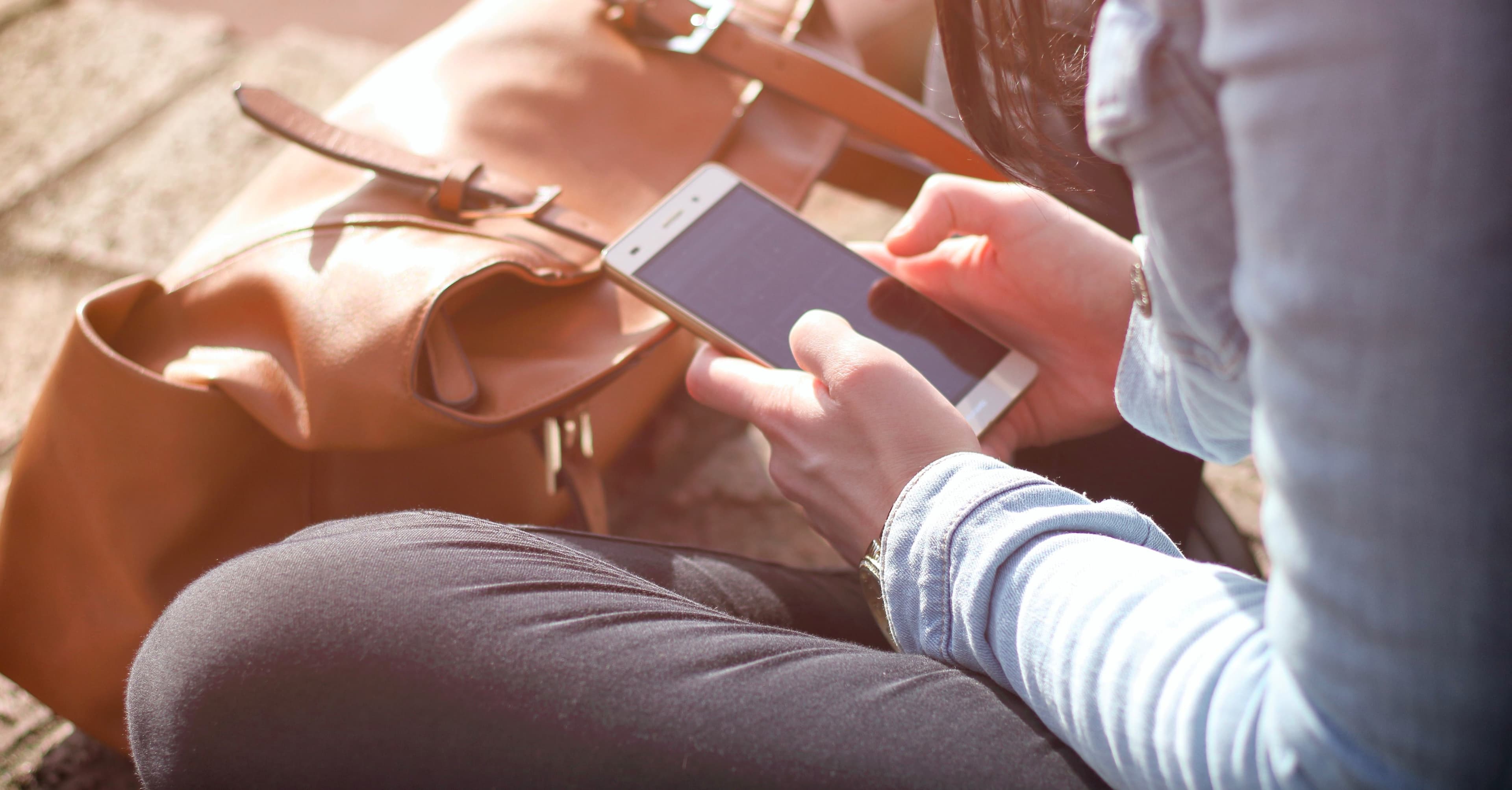 10 Ways to Stay Connected When Traveling Abroad